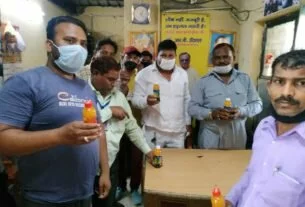 Cold drinks of expiry date are being given to cleaning workers at ADMC in East Delhi timefornews.in