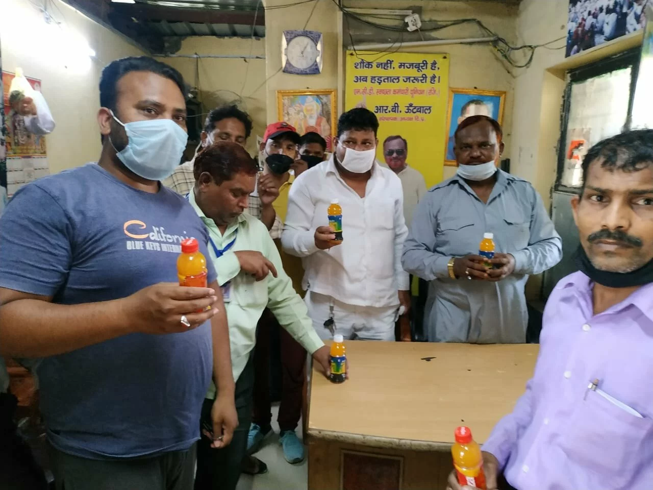 Cold drinks of expiry date are being given to cleaning workers at ADMC in East Delhi timefornews.in